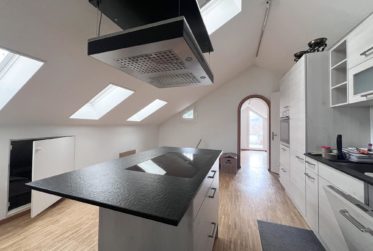 Charmant 2 pièces en attique avec terrasse