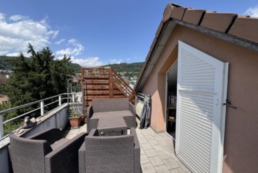 Charmant 2 pièces en attique avec terrasse