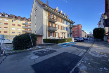 Place de parc extérieure au centre-ville
