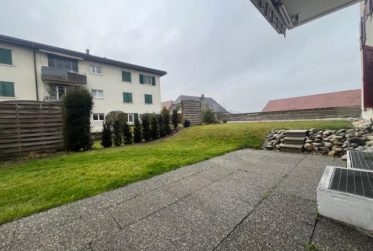 Zu vermieten in Büetigen: Renovierte 4,5-Zimmer-Wohnung, mit Garten