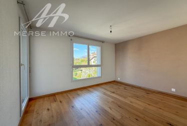 Helle Attikawohnung mit grosser Terrasse und freier Sicht