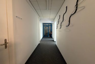 Zu vermieten: Geschäftslokal im 1. Obergeschoss mit Archivflächen im Untergeschoss und 2 Aussenparkplätzen