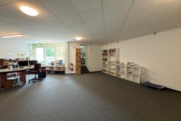 Zu vermieten: Geschäftslokal im 1. Obergeschoss mit Archivflächen im Untergeschoss und 2 Aussenparkplätzen