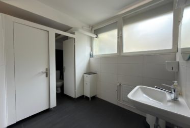 Zu vermieten: Geschäftslokal im 1. Obergeschoss mit Archivflächen im Untergeschoss und 2 Aussenparkplätzen