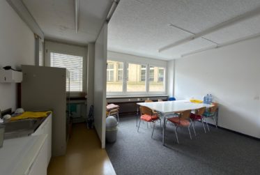 Zu vermieten: Geschäftslokal im 1. Obergeschoss mit Archivflächen im Untergeschoss und 2 Aussenparkplätzen
