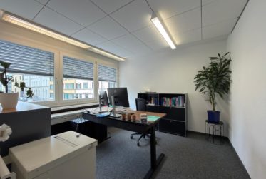 Zu vermieten: Geschäftslokal im 1. Obergeschoss mit Archivflächen im Untergeschoss und 2 Aussenparkplätzen
