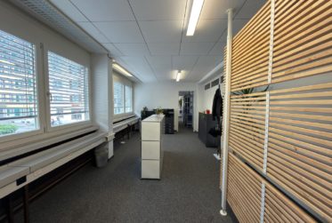 Zu vermieten: Geschäftslokal im 1. Obergeschoss mit Archivflächen im Untergeschoss und 2 Aussenparkplätzen