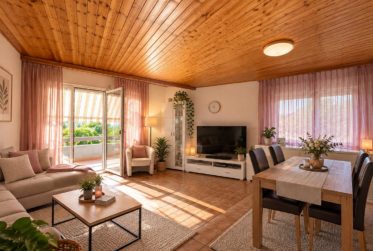 Grosszügige 5.5-Zimmer-Wohnung im obersten Stockwerk mit zwei Balkonen