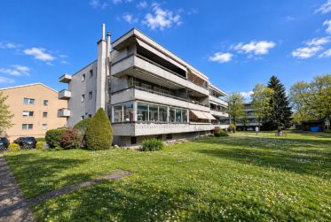 Grosszügige 5.5-Zimmer-Wohnung im obersten Stockwerk mit zwei Balkonen